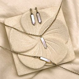 bijoux fins en métal doré avec pendentif en nacre naturelle blanche