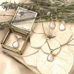 Our fancy necklaces with mother of pearl plated real gold are original creations.