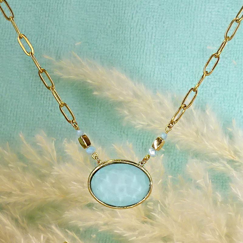 collier fantaisie et son motif ovale doré