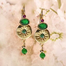 Boucles d'oreilles dormeuses or avec cabochon en verre. Un bijou de créateur Chorange