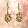 Boucles d'oreilles dormeuses or avec cabochon en verre. Un bijou de créateur Chorange