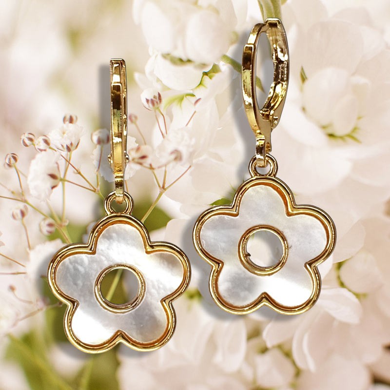 boucle d'oreille dorée nacre fleur