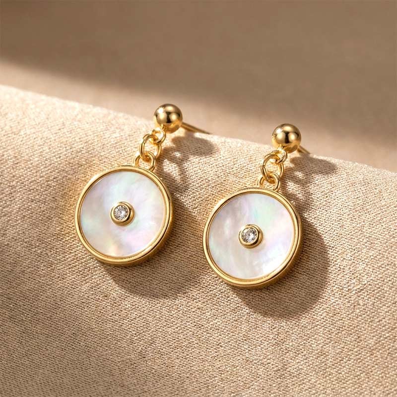 Boucles d'oreilles en métal or avec  nacre naturelle blanche