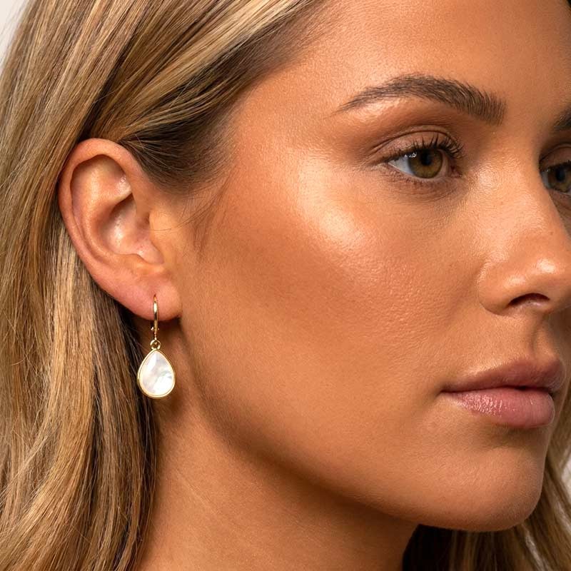 boucle d'oreille nacre dorée en forme de goutte par Chorange créateur de bijoux fantaisie