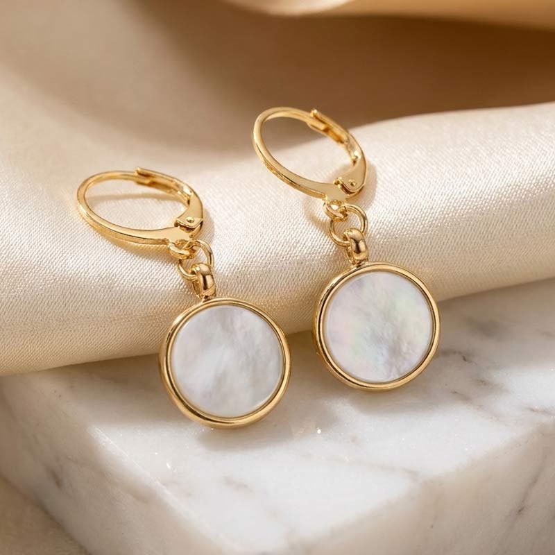 Boucles d'oreilles, nacre, Sans Nickel. Fabriquées en France. Chorange Créateur Bijoux Fantaisie.