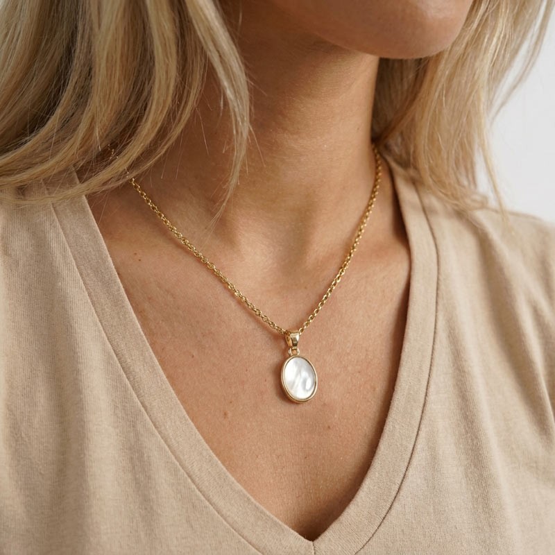 Collier avec nacre blanche, métal doré or fin 24 cts, CHORANGE Créateur Bijoux Fantaisie à Cannes (France)