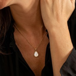 Collier avec nacre blanche, métal doré or fin 24 cts,