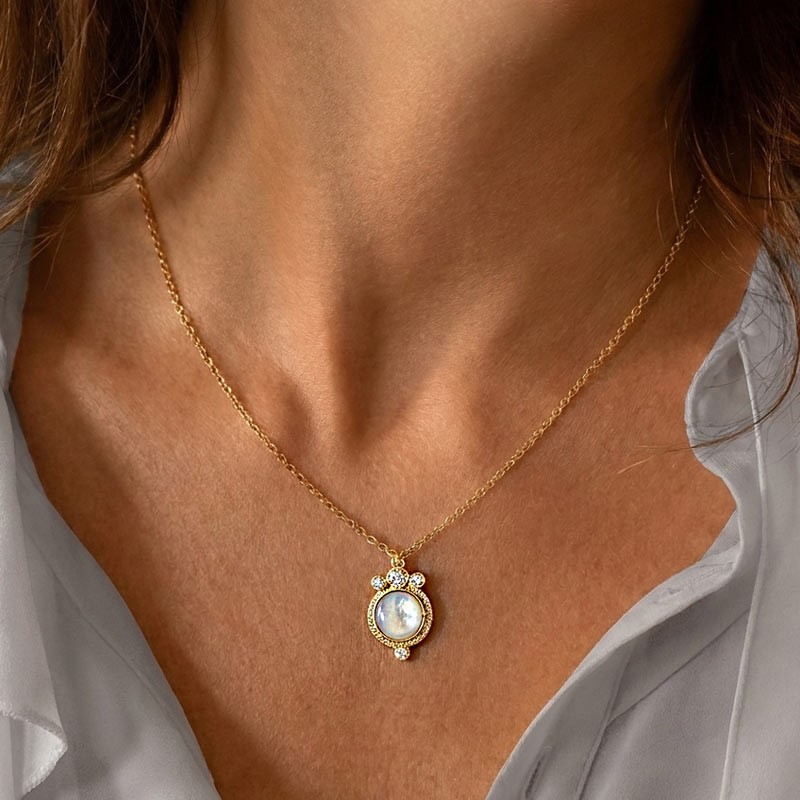 collier chaine acier et pendentif or et nacre naturelle
