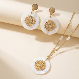 Collier fantaisie or avec pendentif nacre