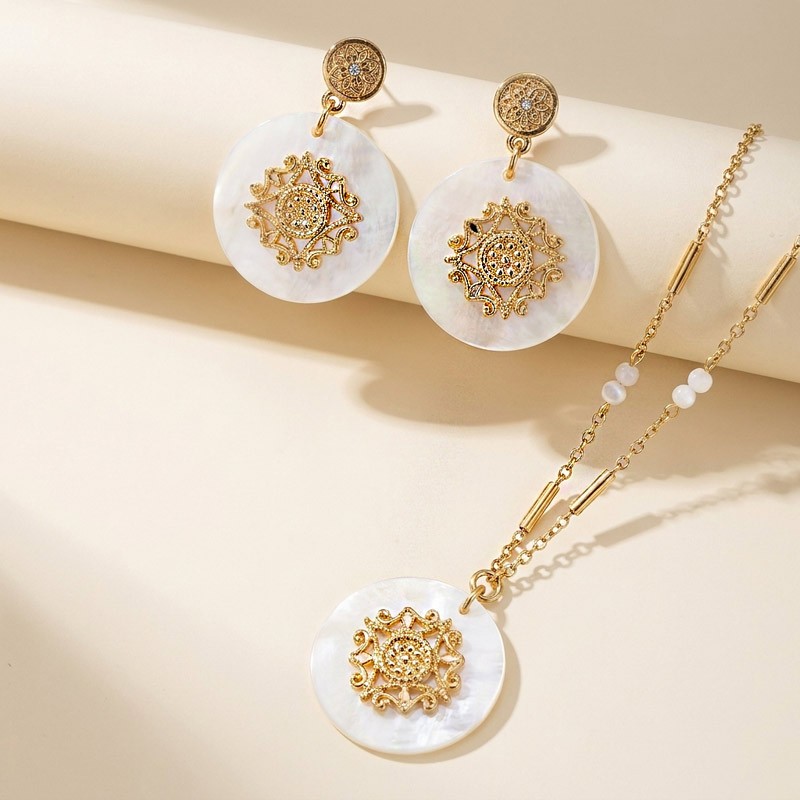 Collier fantaisie or avec pendentif nacre
