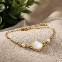 bracelet acier  doré et nacre blanche , un bijoux fantaisie Chorange