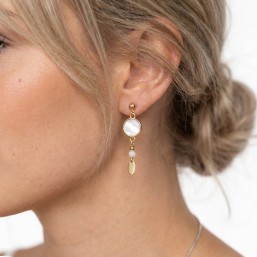 boucle d'oreille pendante et légère or et nacre