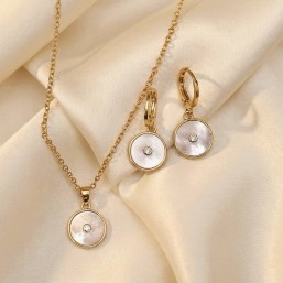 Boucles d'oreilles en métal doré avec pendentif en nacre naturelle blanche
